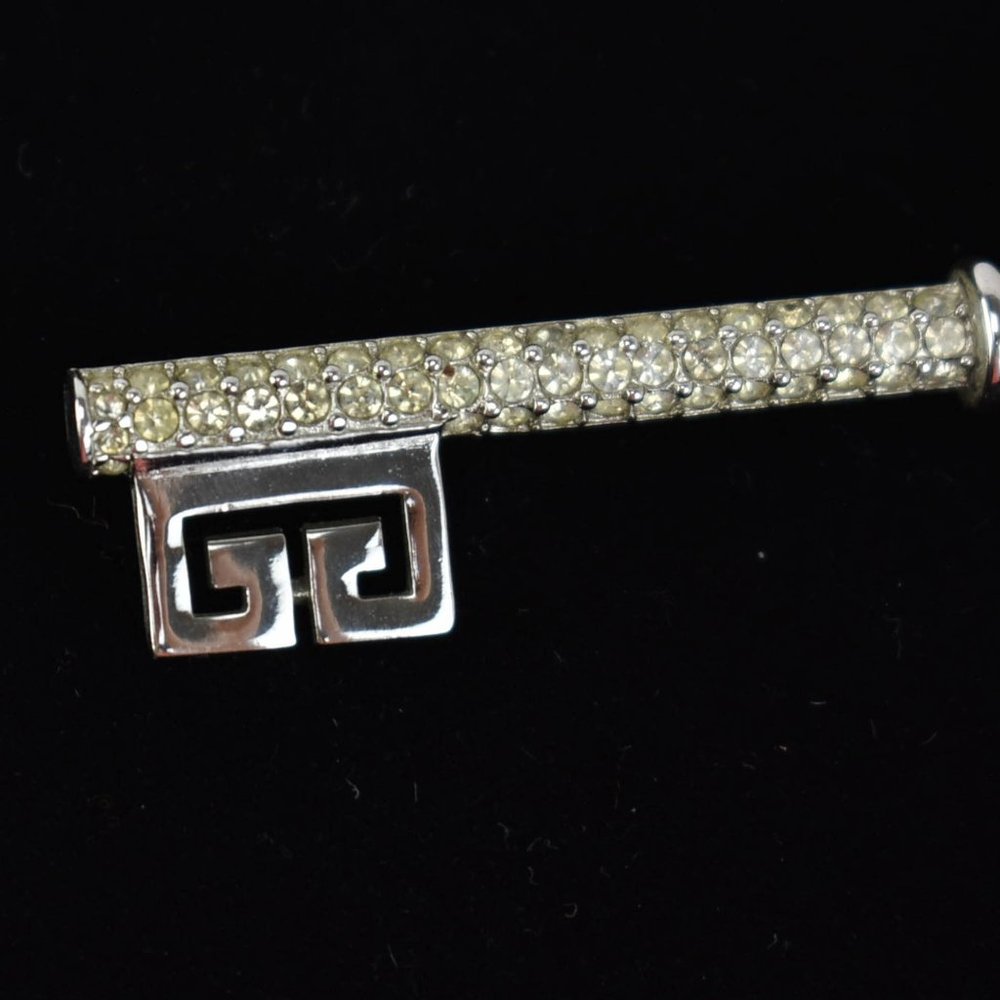 GIVENCHY: Silver Metal Double G Logo Key Brooch mn - Picture 3 of 5